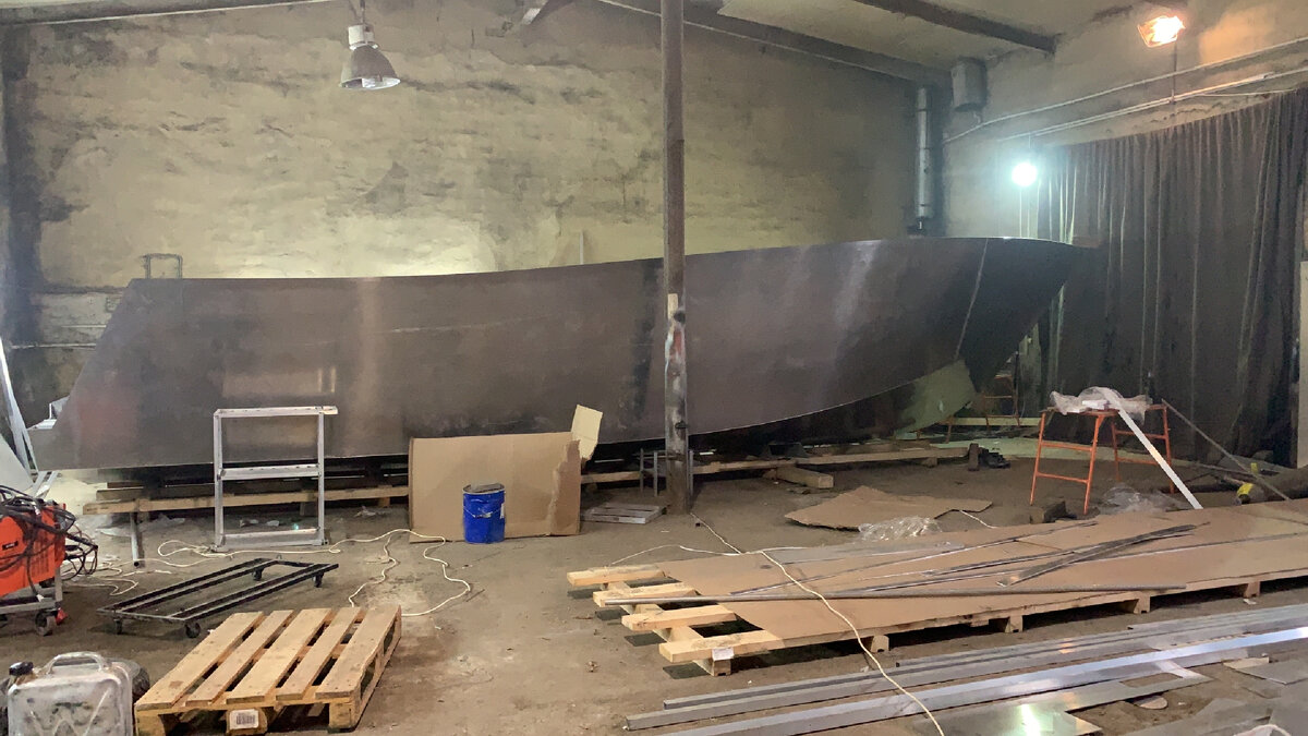 установка бортов, один  из самых важных этапов, нам потребовалось 6 помощников чтобы поставить 10и метровые листы 