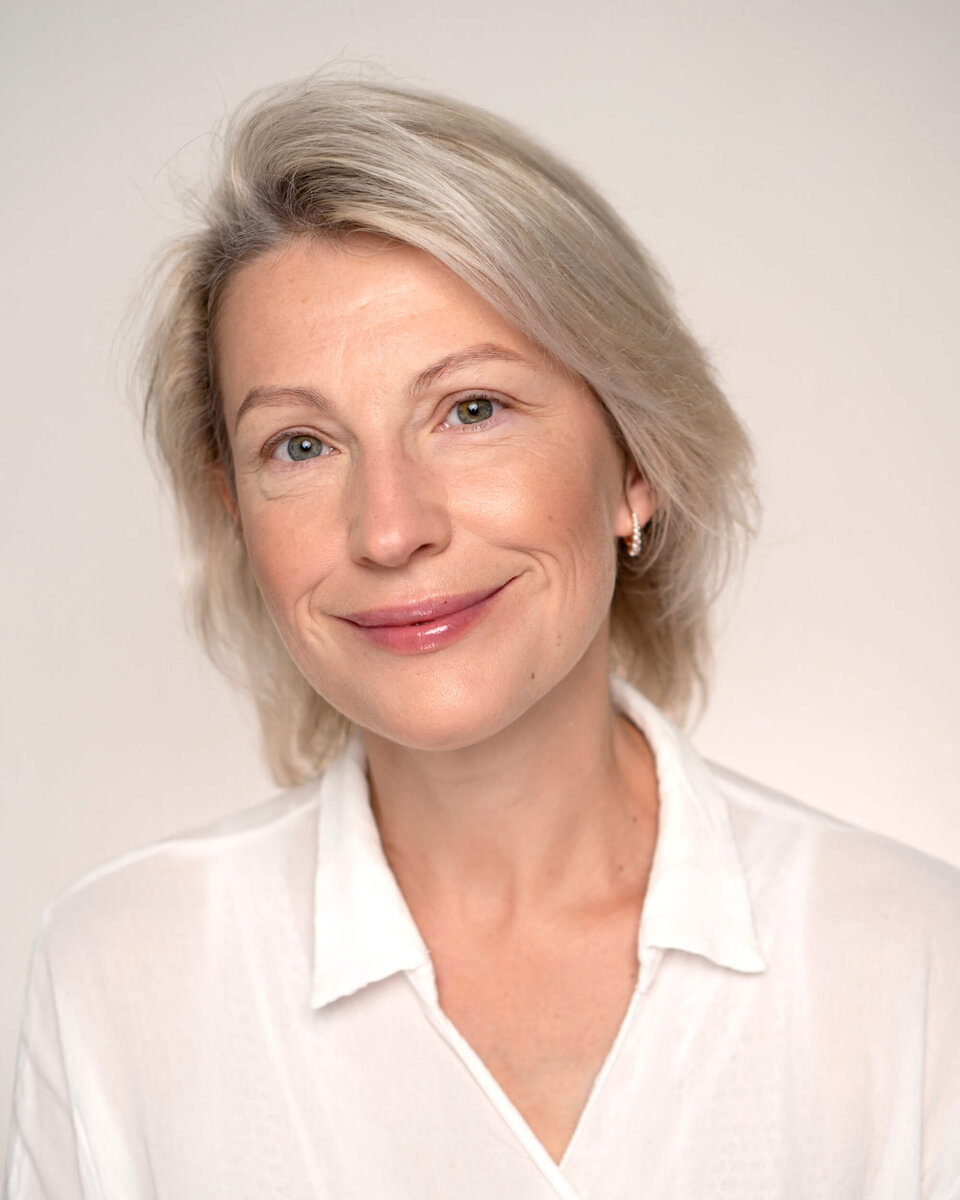 Для anti-age макияжа мы рекомендуем обратить внимание на тональную основу с сатиновым финишем. Она добавит коже деликатного свечения и подарит свежий, отдохнувший вид. 