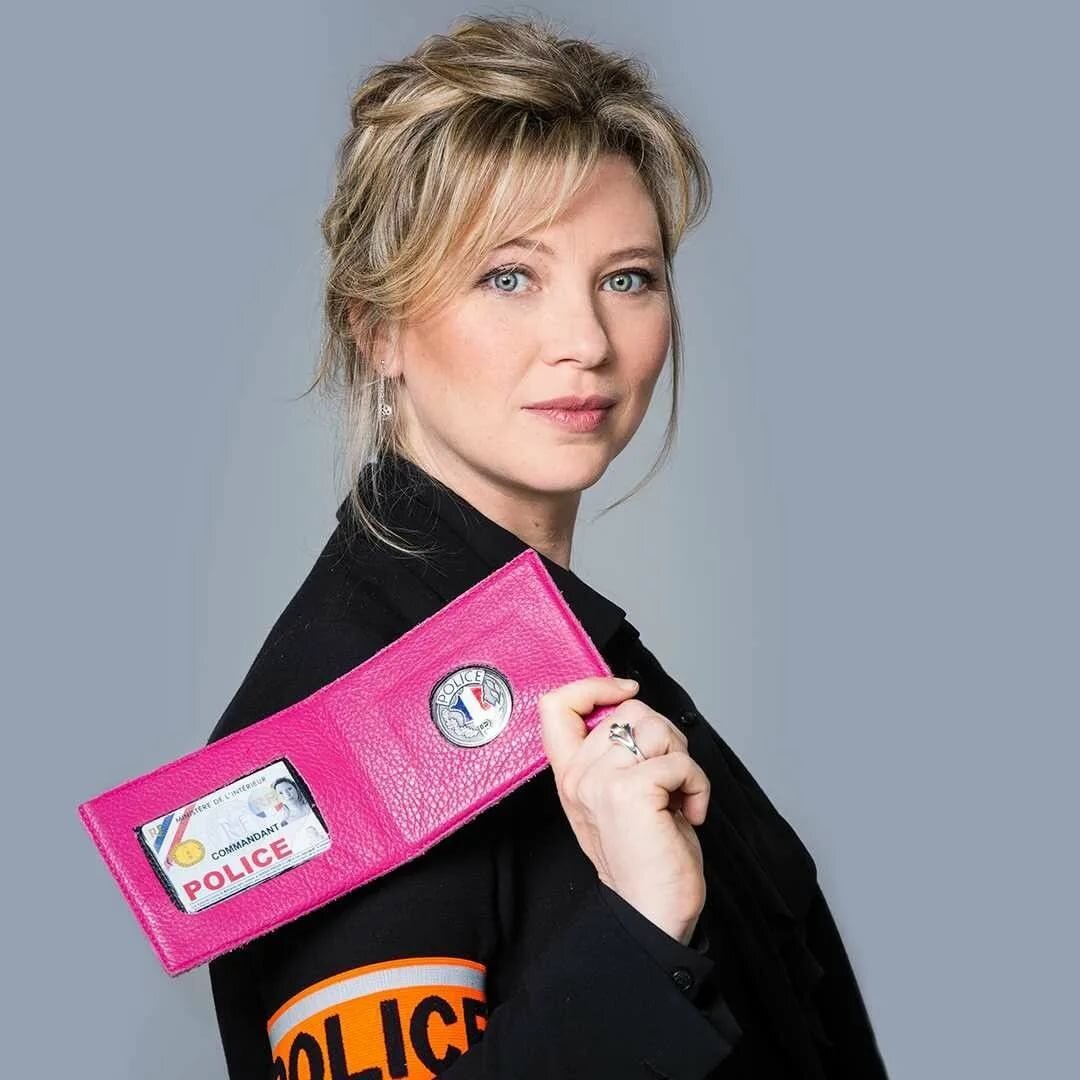 Сесиль Боа в роли майора Кандис Ренуар