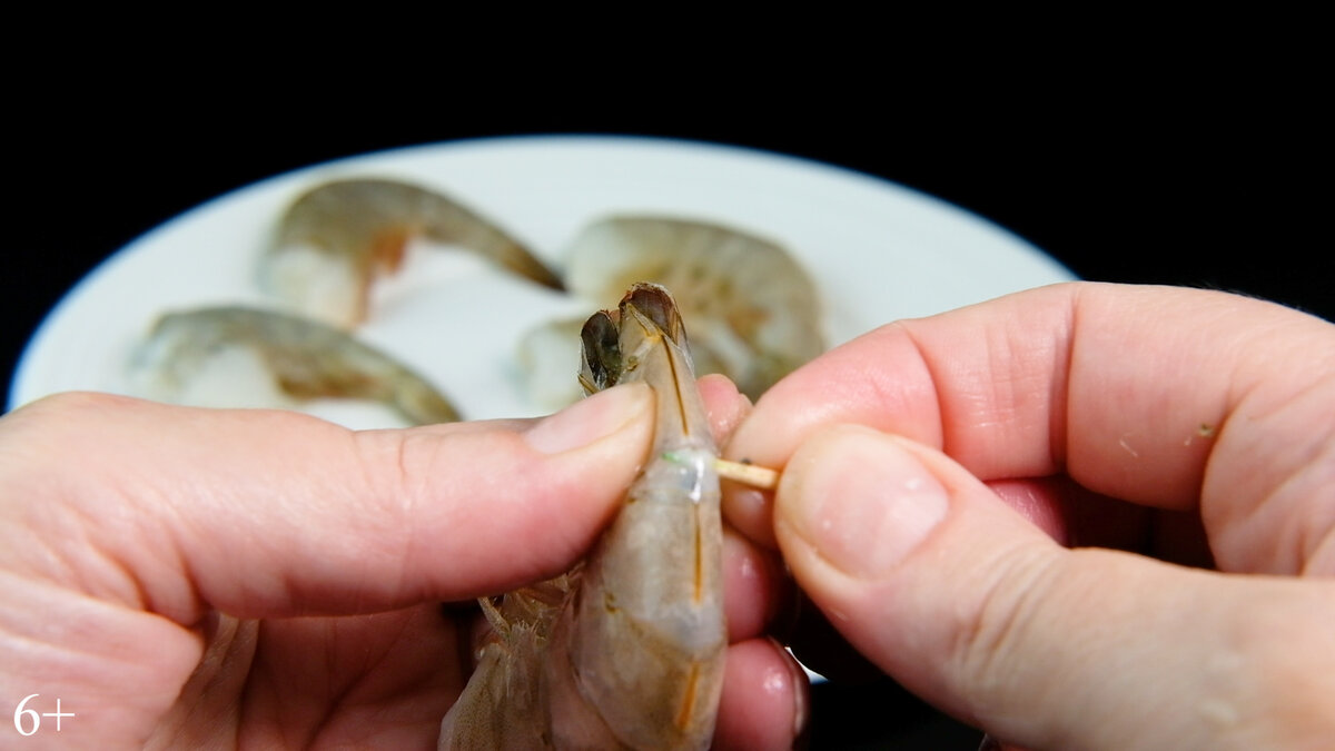 🦐Это надо делать обязательно у креветок рекомендуется удалить кишечник.  Берем чистит едим | Мистический портал рассказы истории | Дзен