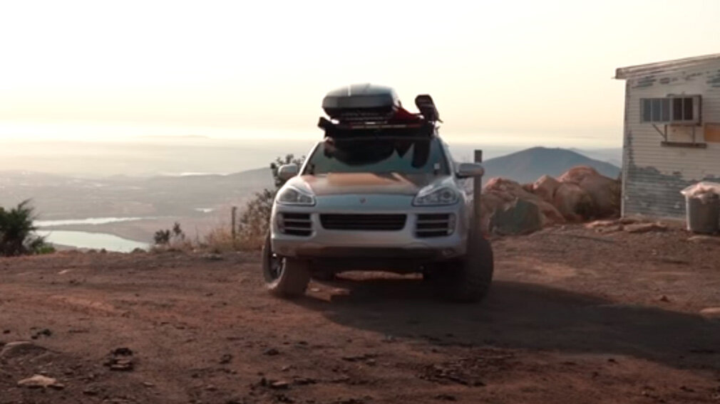 Porsche Cayenne. Скриншот с YouTube-канала Harrison Schoen