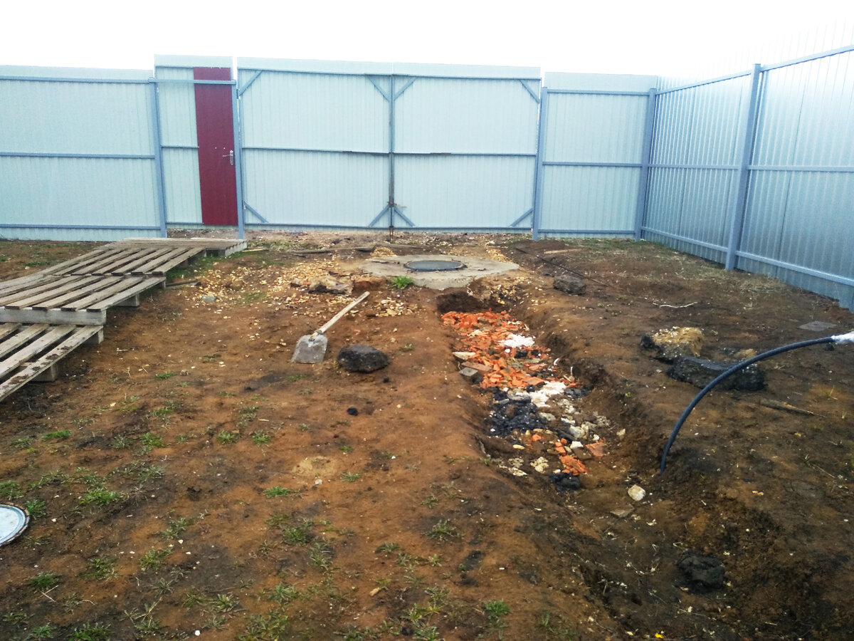 В первый год установили забор, вот так выглядит место под автостоянку. @ Горбунов Сергей