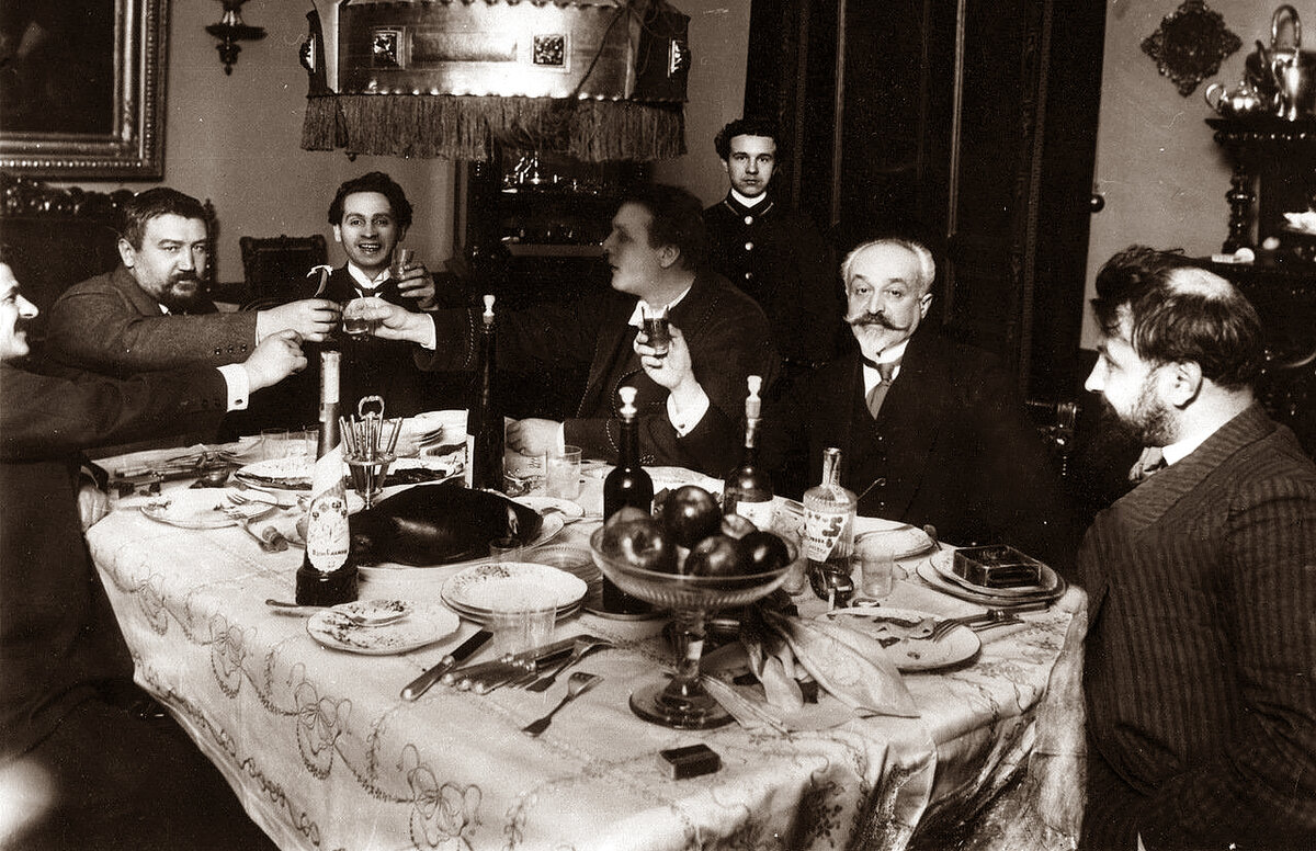 1916 год. За столом Александр Куприн и Федор Шаляпин и их друзья. /фото реставрировано мной, изображение взято из открытых источников/