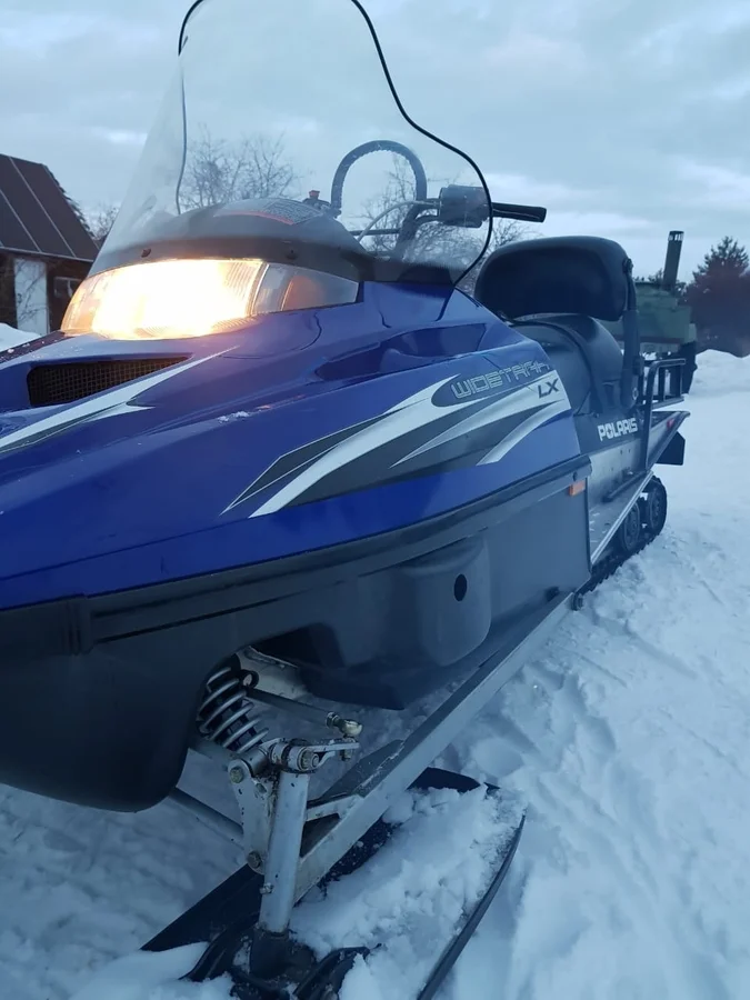 Передняя подвеска  с минимальным количеством шаровых соединений. То что надо  для России! Источник фото - https://auto.ru/snowmobile/used/sale/polaris/widetrak_lx/3033514-530df8a7/