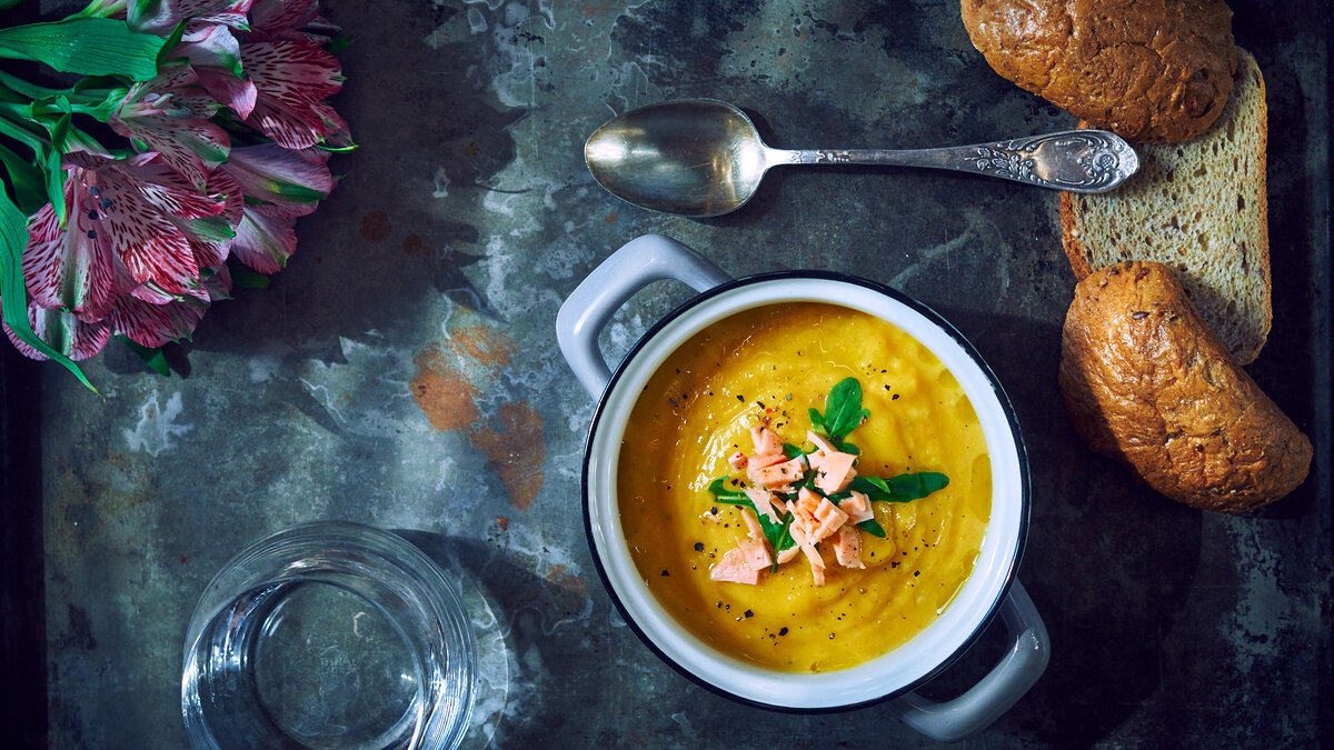 А вот этот суп стал более густым и основательным за счет бОльшего количества картофеля. Подала я его с кусочками ветчины и свежемолотым перцем.