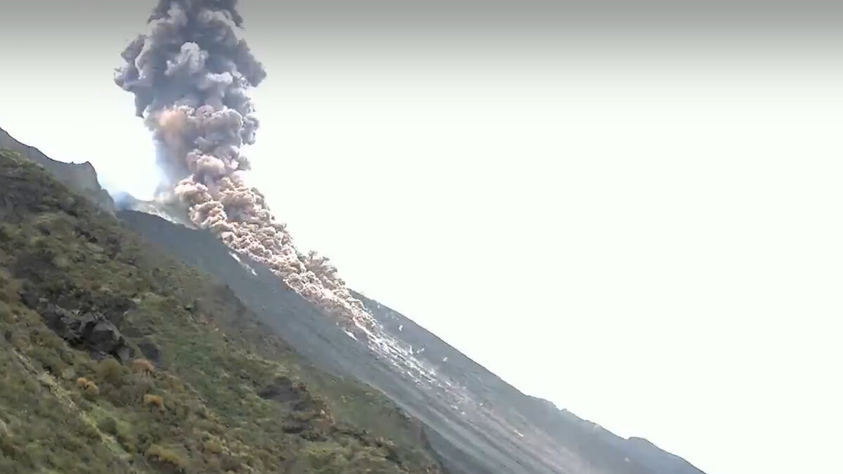 Вулкан Стромболи. Автор: https://life.ru/v/12864