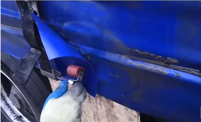 Один из способов ремонта тента на фуре. Скриншот из видео, используется и распространяется бесплатно по лицензии https://www.youtube.com/t/terms