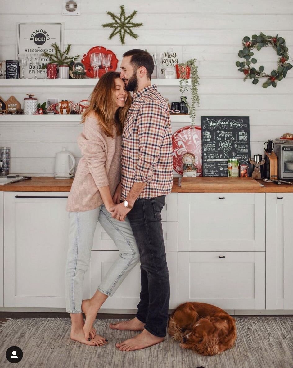 Фотографии Полины, предыдущей хозяйки нашего домика. Её инстаграм — @nikmoms