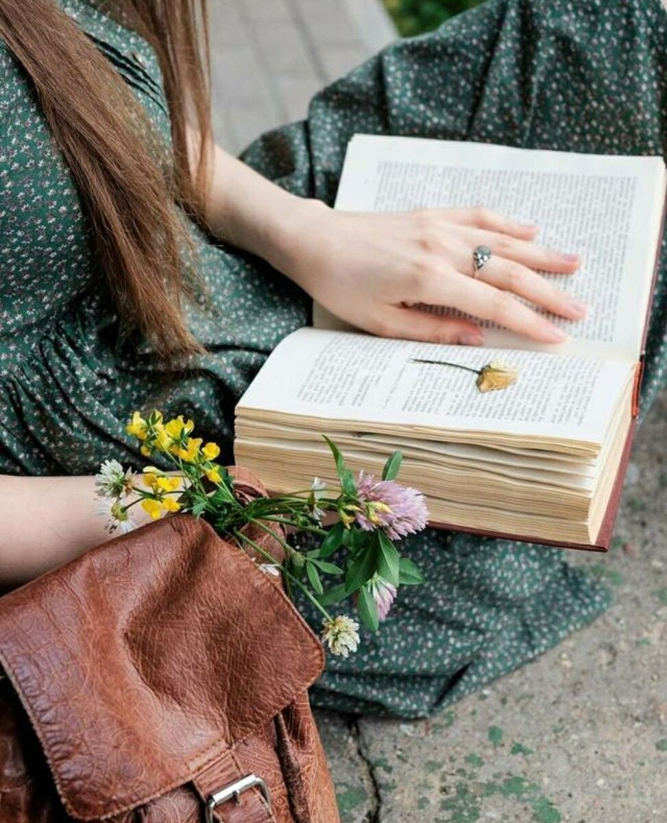 Оля не интересовалась мальчиками. Они ей казались злыми и туповатыми. Зато была влюблена героя каждого любовного романа, который читала