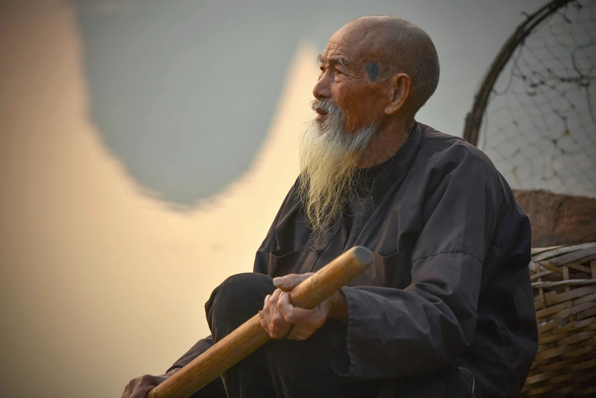 Ученик даос и почтенный наставник. Старик монах Шаолинь. Китайский старец. Старый китайский монах. Китайский старец с бородой.