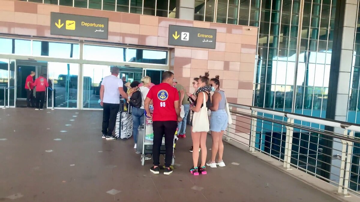 Этим туристам повезло, перед входом в аэропорт очереди почти нет. Но так бывает не всегда.