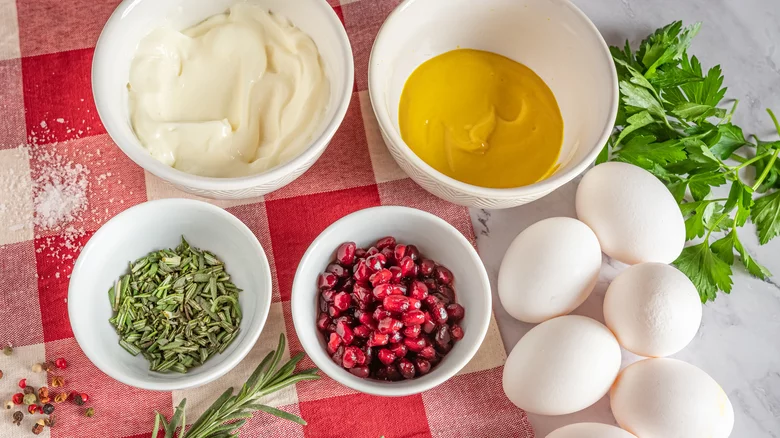 Ингредиенты для рождественских яиц с пряностями