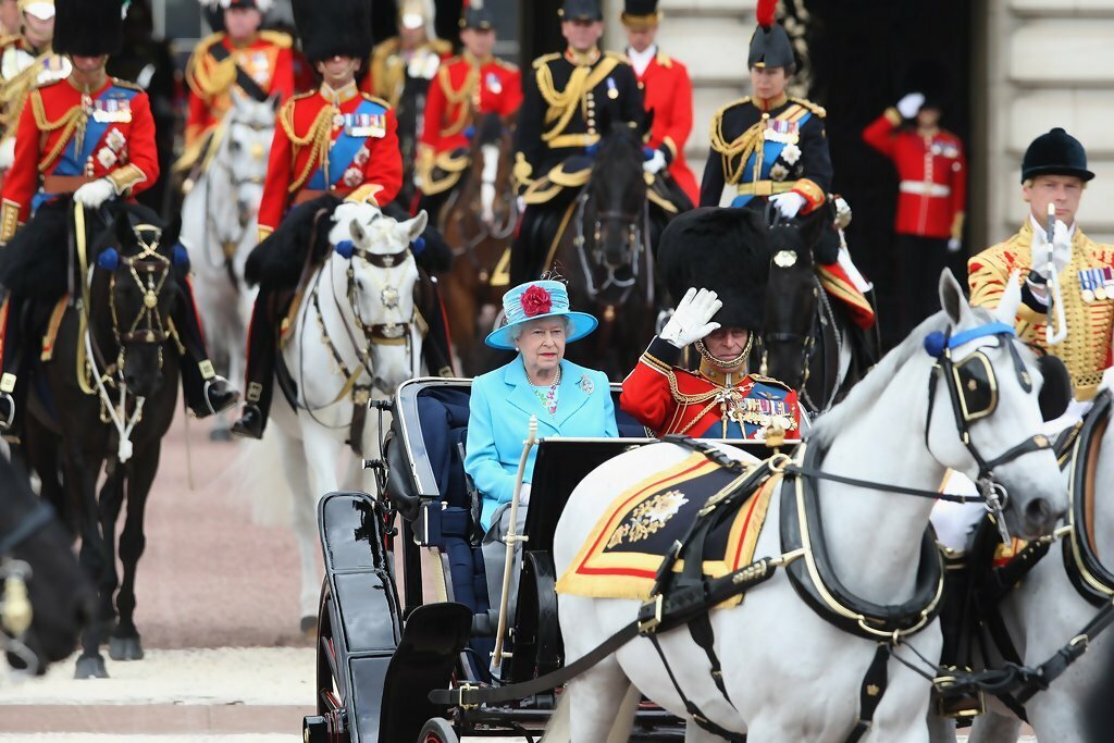 Елизавета II на Trooping the colour - церемония выноса знамени и официальное празднование дня рождения монарха Соединенного королевства