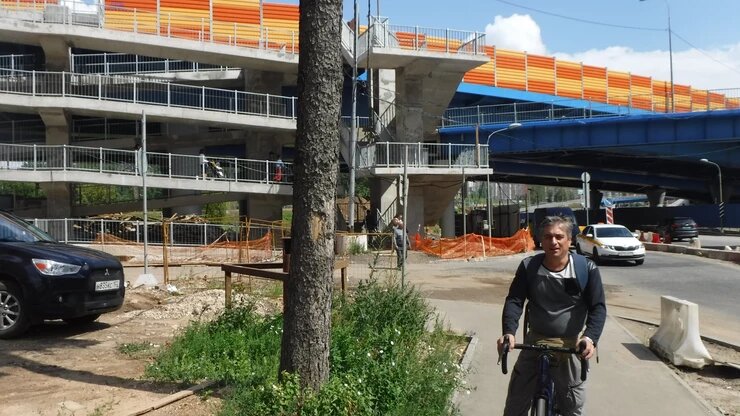 Заехали в Леруа Мерлен купить вело замок. На машине бы пришлось ехать в объезд по пробкам, а на велосипеде через поле и у уже у магазина.