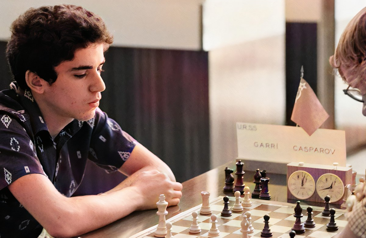 He to play chess tomorrow. Гарри Каспаров. Гарри Каспаров шахматист. Тайманов шахматист. Гарри Каспаров в молодости.