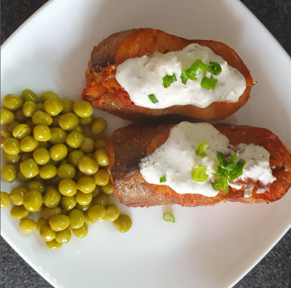 Рыба незаменима в нашем рационе. Но есть такие как я, которым не очень приятен запах рыбы. Поэтому я выбрала минтай, после приготовления она практически не пахнет, к тому же из нее можно приготовить почти все. 
