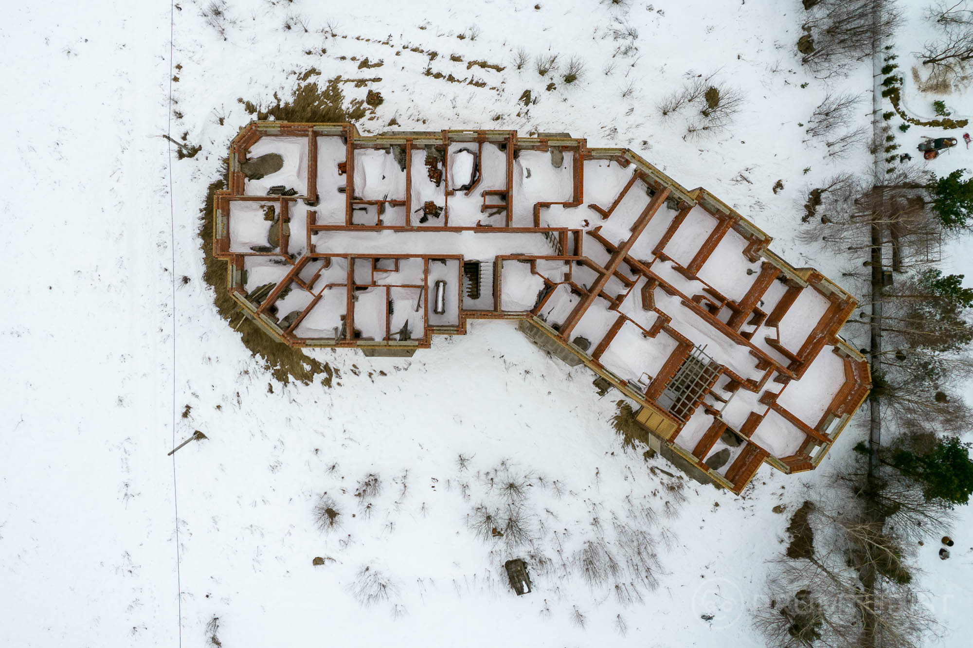 Нашёл целый городок заброшенных домов. Судя по всему в строительстве аферист на аферисте ??‍♂️?3