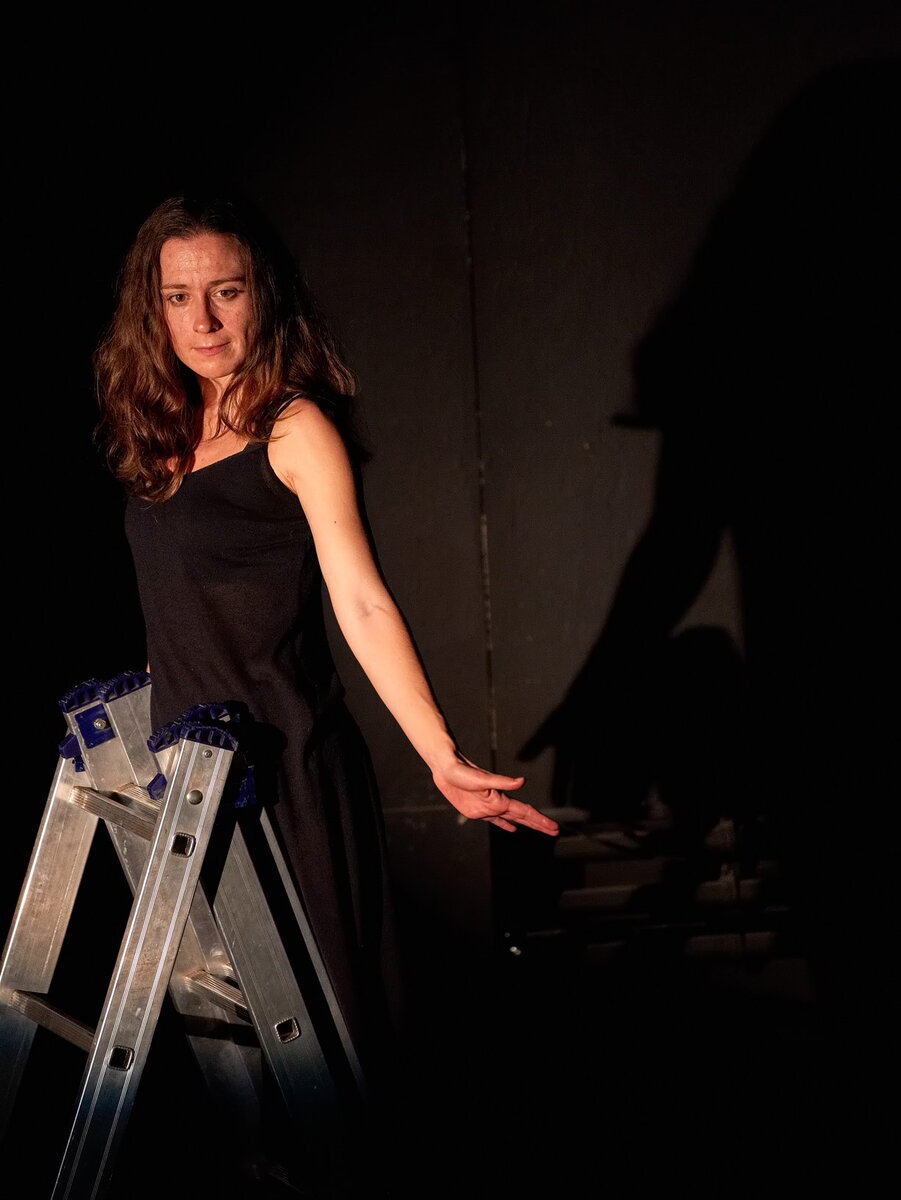 Юлия Воронцова в спектакле "Уличённая ласточка"