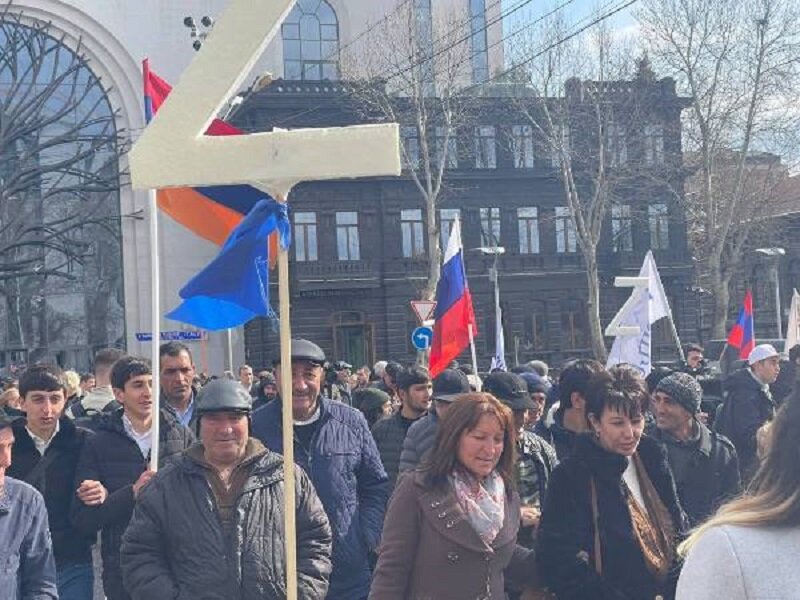 Армения поддерживает россию. Митинг в Армении в поддержку России. Митинг в Ереване. Нацизм в России. Нацисты в России.