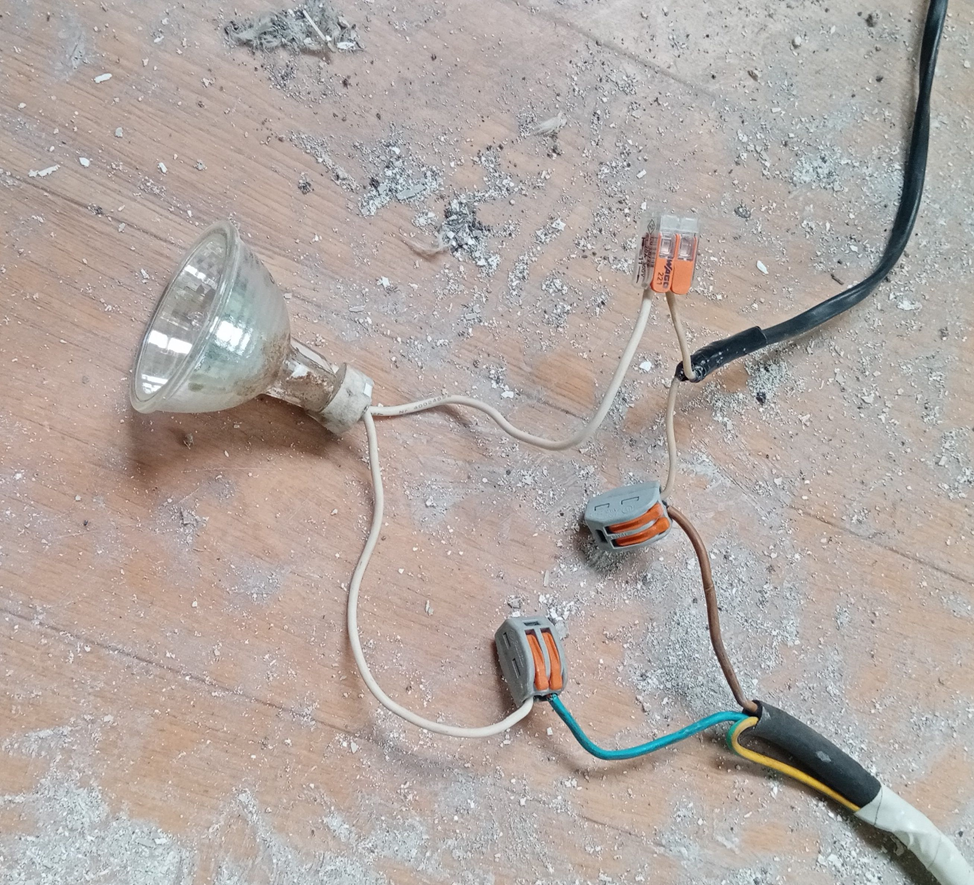 Проверка электропроводки при помощи контрольки