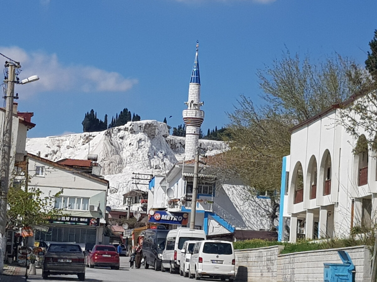 Жители Денизли ведут обычный быт у подножия Памуккале и, конечно, порой не обращают внимания на великолепие травертин.