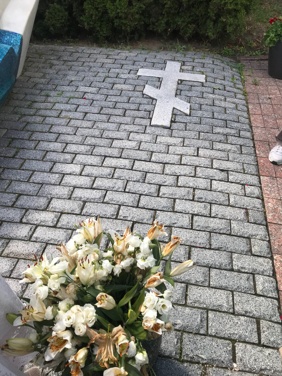 Крест, вопреки православной традиции - ставить его в ногах покойного, лежит...