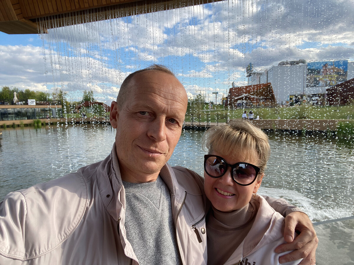 Павел Бочкарев с женой Ириной в парке Мега.