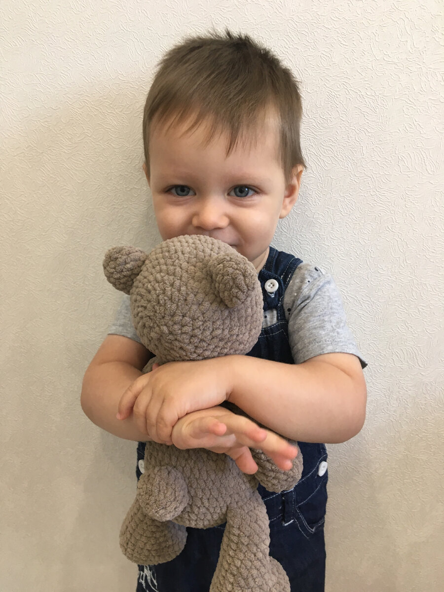 Крепко обнимает мишку, которого связала мама