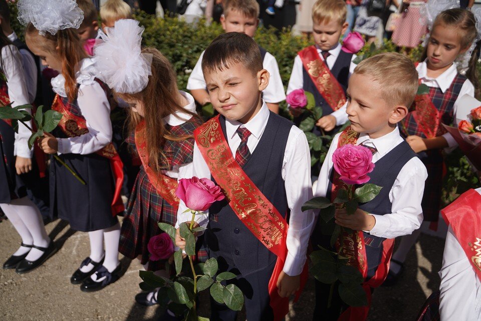 Фото на первое сентября первоклассников. Первоклашки. Школа первоклассника. Первоклассник и старшеклассник. Фотосессия первоклашки на 1 сентября.