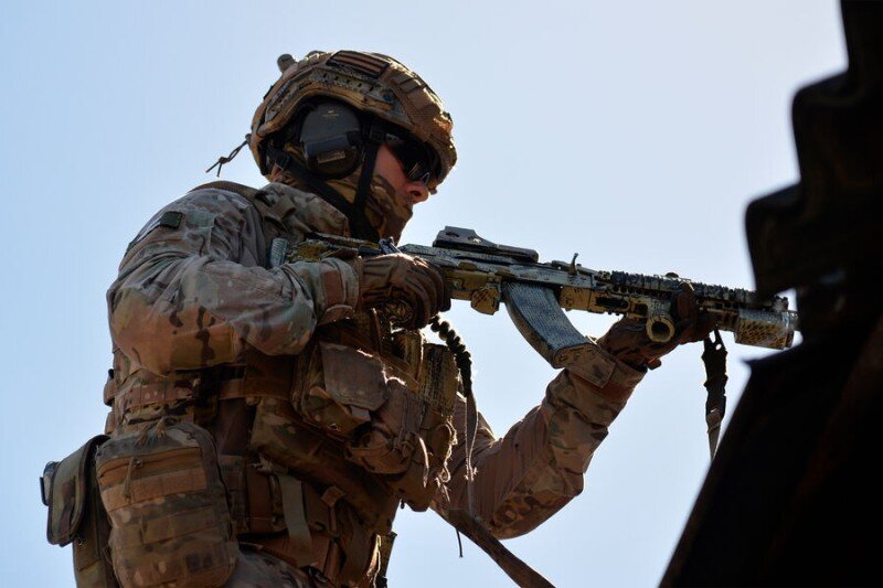 Военный в окопе.  фото: картинки  яндекса.