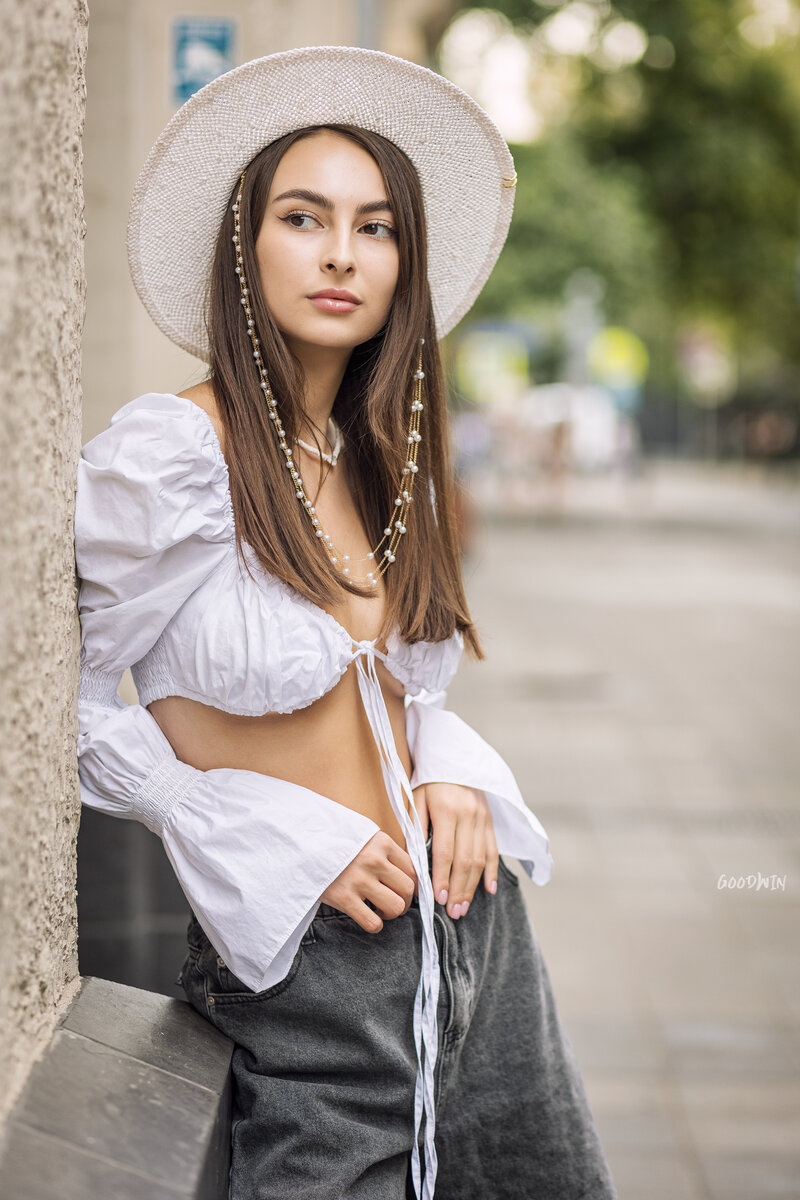 Эвелина: красивая девушка в откровенном наряде в центре Москвы 