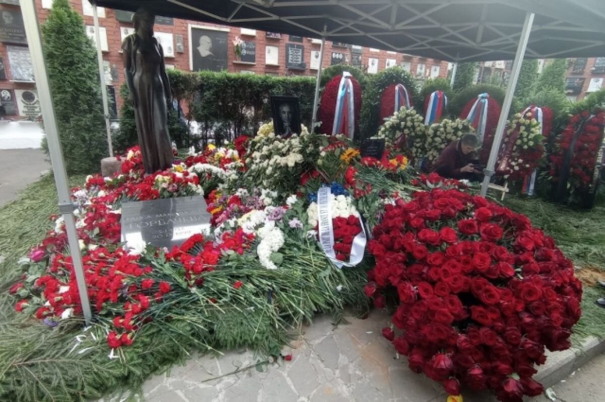 памятник горбачевой на новодевичьем. новодевичье кладбище могила горбачевой. новодевичье кладбище могила горбачевой. новодевичье кладбище могила горбачевой. могила михаила горбачева на новодевичьем кладбище.