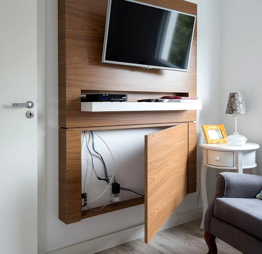 Incluso un interior bien diseñado pierde su encanto cuando nuestra mirada se posa en la maraña de cables debajo de la mesa o en los cables que suben por las paredes o cuelgan de la parte posterior del televisor.-6