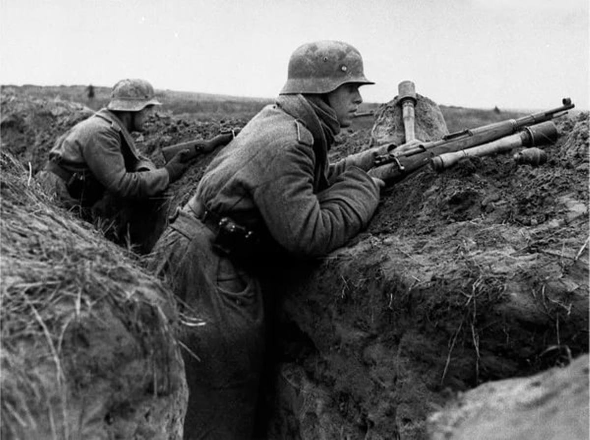 Deutsche Soldaten mit K98k-Gewehren