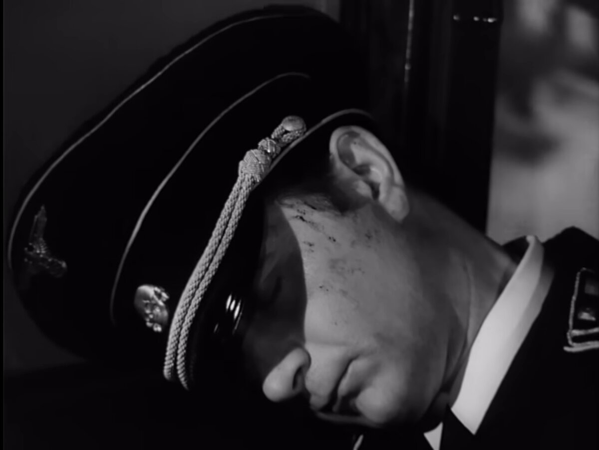 Холтофф в машине после удара по голове бутылкой: тень на лице показывает, что Солнце относительно высоко