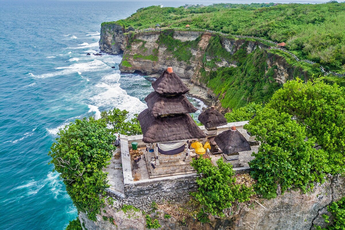 Бали, знаменитый остров богов, представляет собой симфонию природной красоты, богатой культуры и безмятежной духовности.