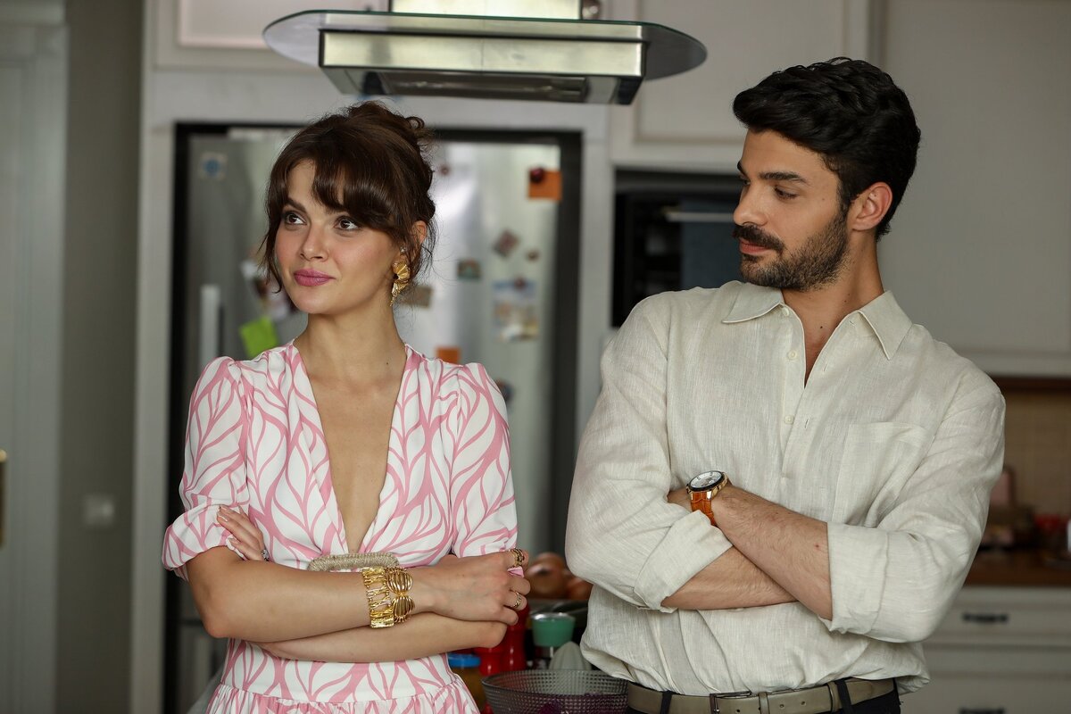 Наз и Памир - главные герои. Кадр из сериала "Под прикрытием"