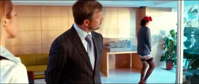 У его матери был любовник и он с десяти лет знал. Это всё объясняет.