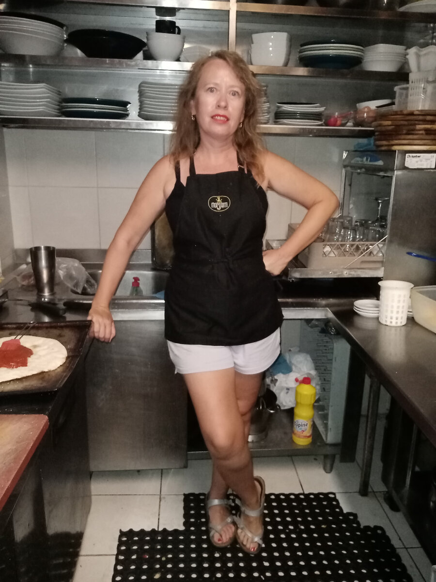 А это я а кухне в греческом отеле 