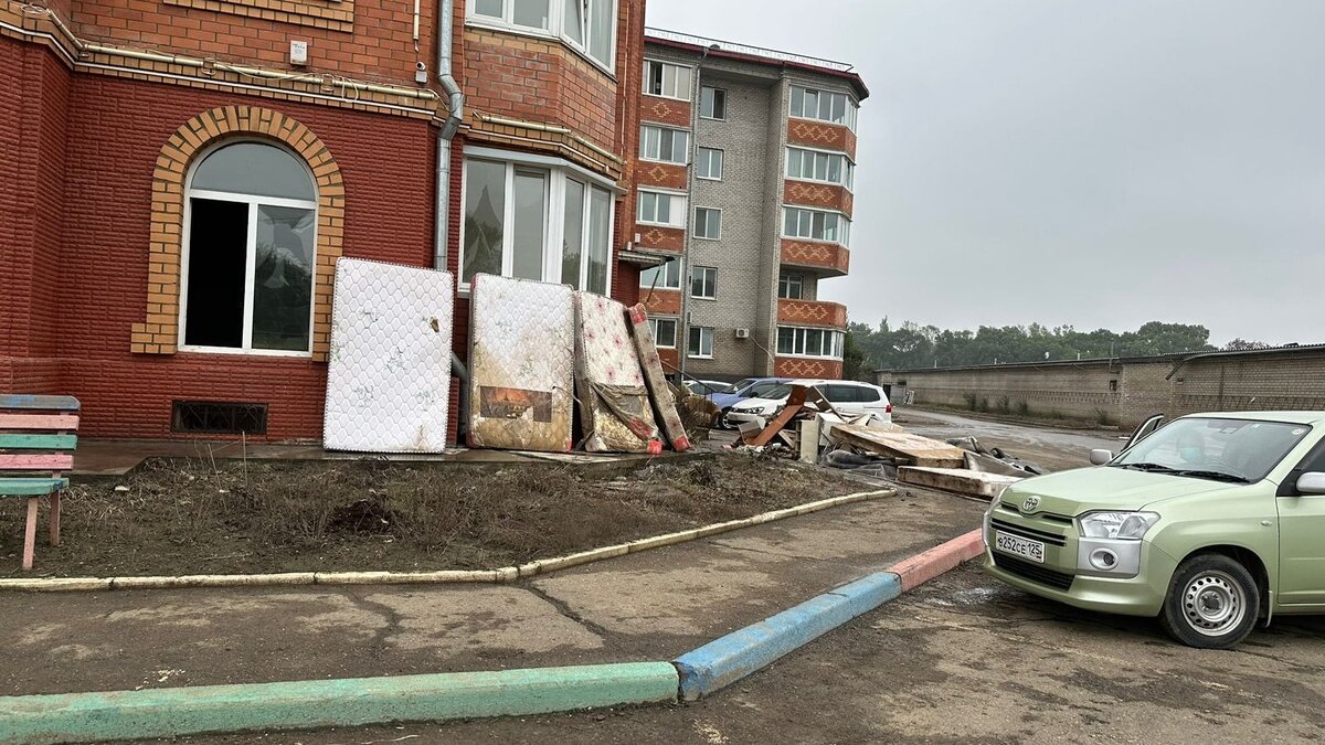     Уссурийск потерпел, пожалуй, самые большие убытки от затяжных дождей и тайфуна «Ханун» — простым подтоплением здесь не обошлось, на головы горожан свалилась череда аварий, которая ухудшила положение в городе. Сегодня большая вода ушла, и город пытается вернуться к привычному ритму жизни.