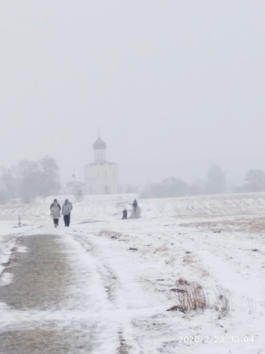 Это дорога к храму Покрова на Нерли. 