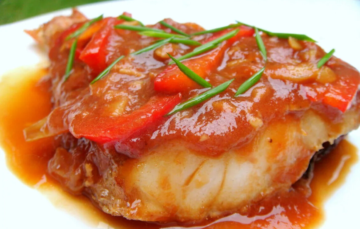 Рыба с овощами в томатном соусе. Сазан припущенный с соусом. Рыба в томате. Рыба тушеная с овощами. Рыба в томатном соусе.