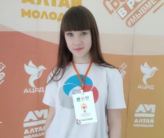 АННА ПРИМЕНИЛА НАВЫКИ, ПОЛУЧЕННЫЕ НА УРОКАХ ОКАЗАНИЯ ПЕРВОЙ ПОМОЩИ. ФОТО: VK.COM/NOWOMANOSCH22