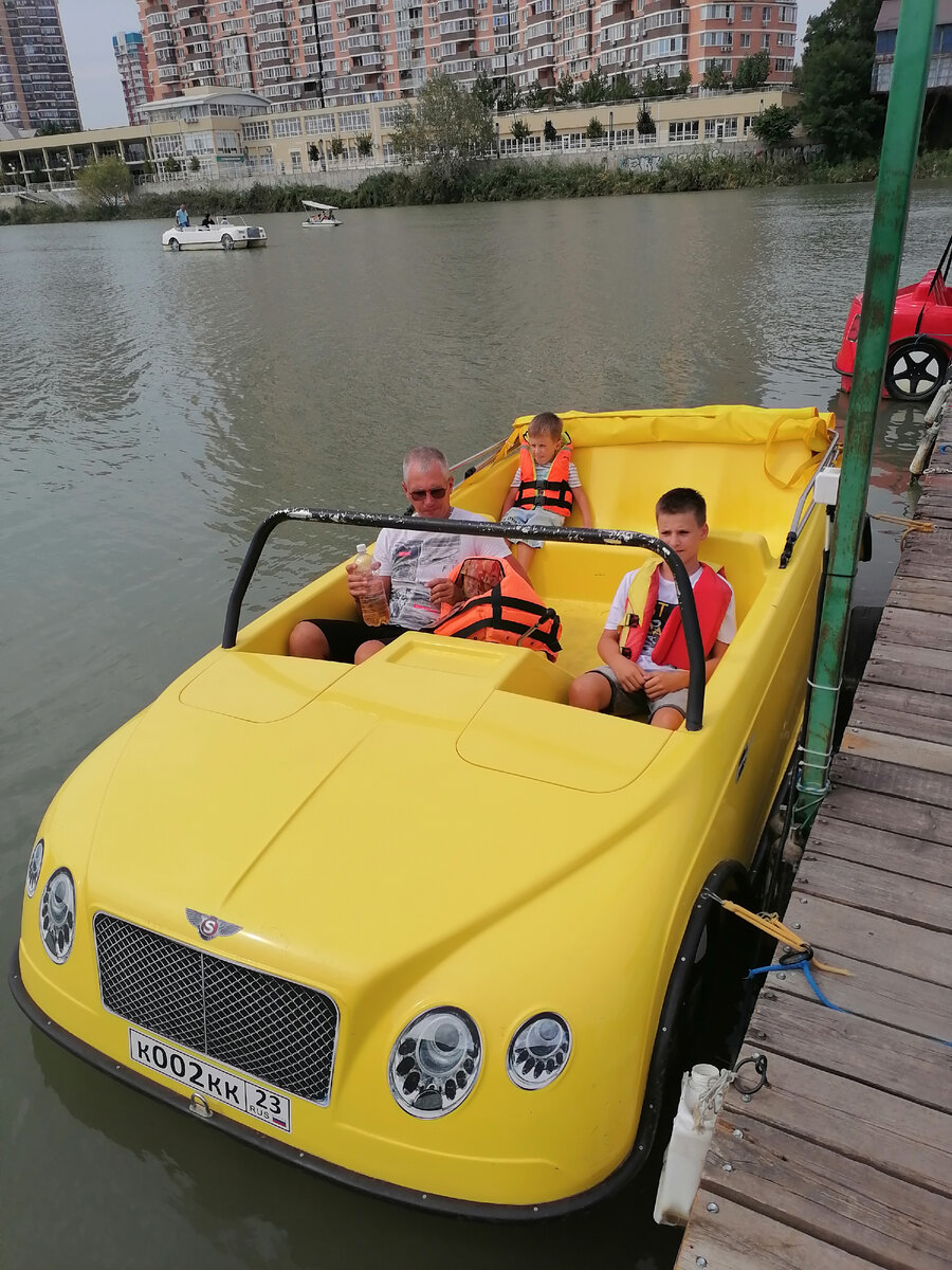 Краснодар, Солнечный Остров. Прокат катамаранов. Есть механические и электро. На 30 минут и на 1 час.  Фото автора, 2023 год. Больше фото в карусели.
