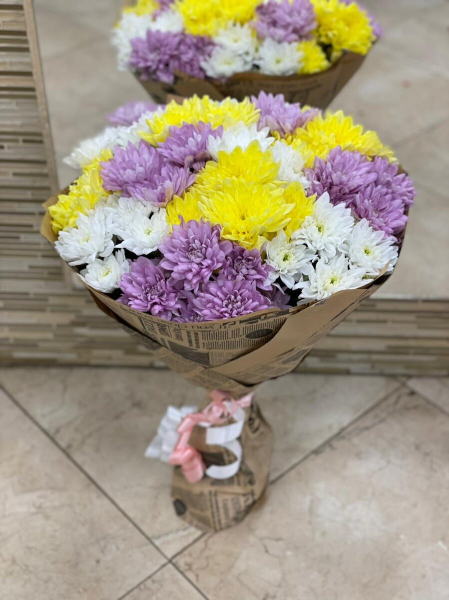 Хризантема – это один из самых популярных и разнообразных видов цветов в мире. Эти нежные и элегантные цветы символизируют благородство, долголетие, радость и счастье, а также являются прекрасным украшением для любого мероприятия. В данной статье мы поговорим о том, как выбрать идеальный букет из хризантем, который станет не только прекрасным подарком, но и выражением искренних чувств и эмоций.