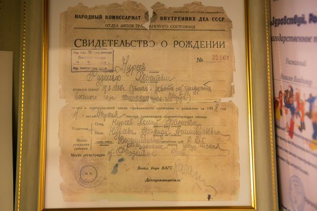 Вечный странник

Рудольф Нуриев появился на свет в поезде, но его рождение было зафиксировано на железнодорожной станции возле Иркутска, поэтому в документах родным городом указан Иркутск. Танцору этот факт биографии нравился, и именно им он объяснял страсть к перемещениям по миру. Фото Романа Хасаева
