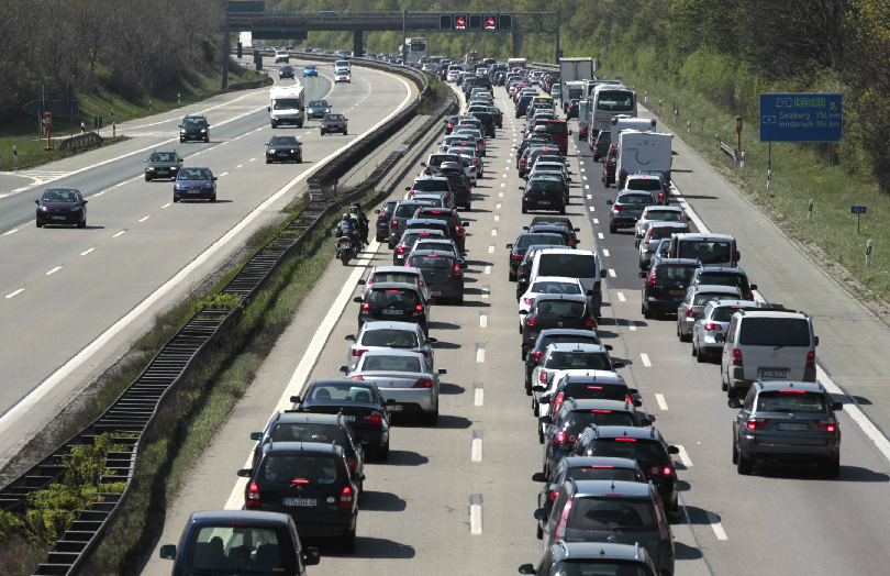 Справа "то самое". Всегда свободная обочина, какая бы мрачная пробка не  лютовала вокруг