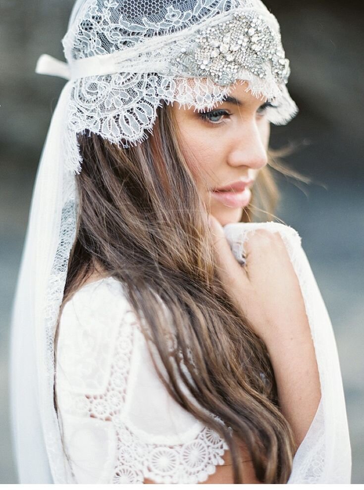 нежный образ невесты в стиле бохо с фатой