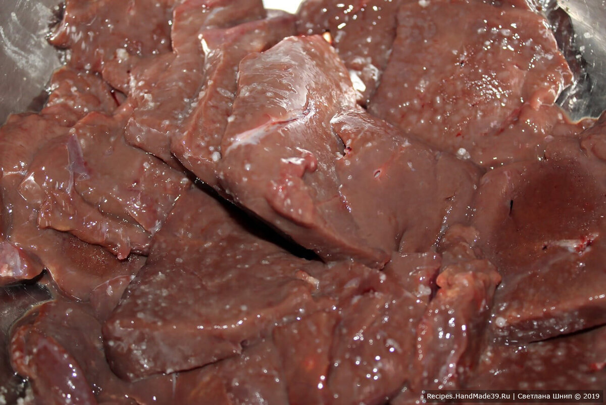 Удобнее резать на кусочки слегка замороженную печень.