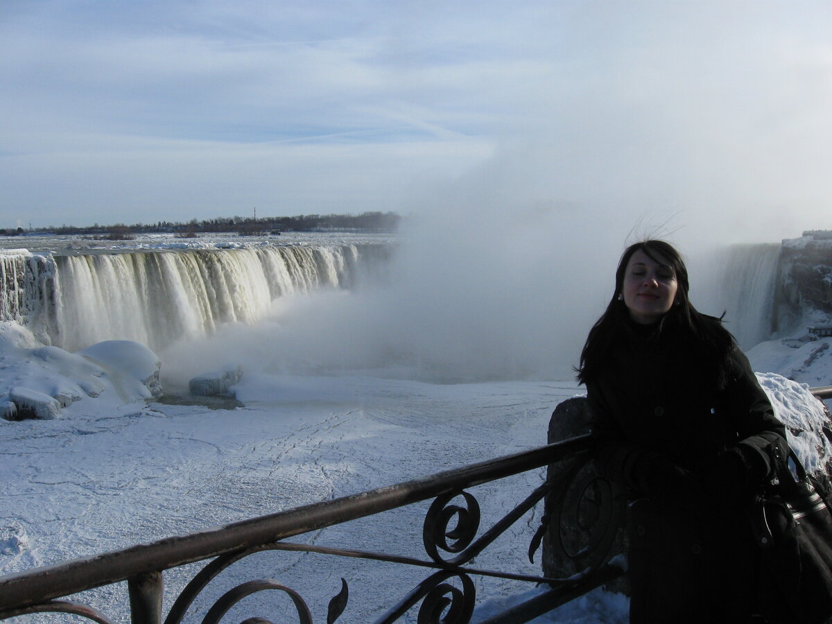 Ниагарский водопад, на котором я все же побывала, и ни один раз. Правда фото сохранилось только зимнее. 